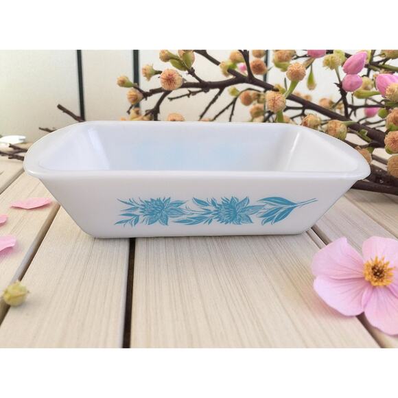 Vintage Glasbake Loaf Pan 9" x 5" x 2.75" Blue Dahlia Collectible Bakeware - Picture 1 of 3